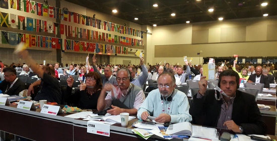  EI총회에 참석한 세계 교원대표들이 결의문에 대해 찬성 의사를 나타내고 있다. 