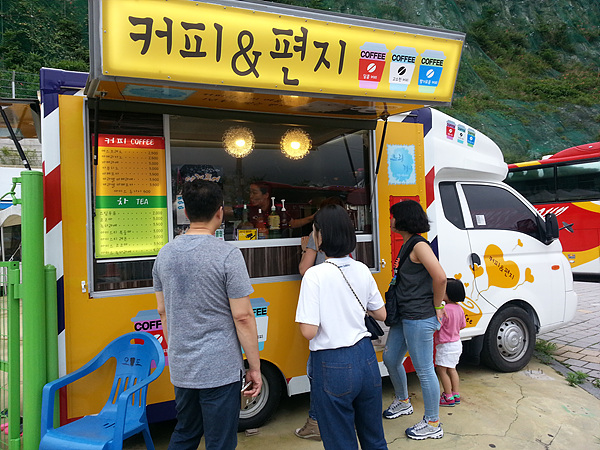 오동도 입구 커피 & 편지 전문점을 찾은 손님들. 울산에서 가족과 함께 오동도 구경왔다는 한 아주머니는 싸고 맛있다고 말했다