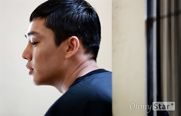  영화 <베테랑>의 배우 유아인이 24일 오후 서울 팔판동의 한 카페에서 포즈를 취하고 있다.
