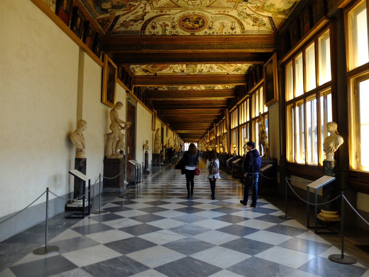 우피치 미술관의 복도 조르조 바사리가 설계한 '우피치 미술관'의 긴 복도는 아카데믹한 분위기를 자아냅니다. 