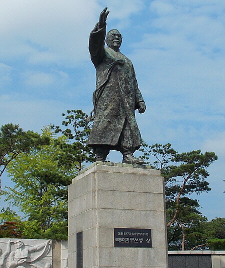 백범 김구 남산에 있는 김구 선생 동상. 청소를 안 했는지 곳곳에 푸른색 곰팡이가 끼어 있었다. 지난 7월 19일에 촬영한 사진이다. 