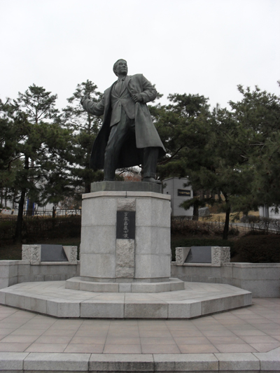 일본왕 히로히토에게 폭탄을 투척하는 이봉창. 서울시 용산구 효창동의 효창공원에서 찍은 사진. 
