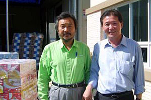 2006년 9월 산천제지 사업장을 방문한 정치인 손학규씨와 함께 사진을 찍은 이병길씨(사진 오른쪽).