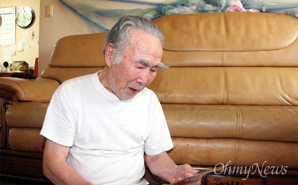 조선인 강제징용 노동자 김한수(97)씨. 그는 1944년 강제징용을 당해 일본 나가사키에 있는 미쓰비시 조선소에서 강제노역을 하다가 미군의 원자폭탄투하로 인해 원폭피해를 입었다.