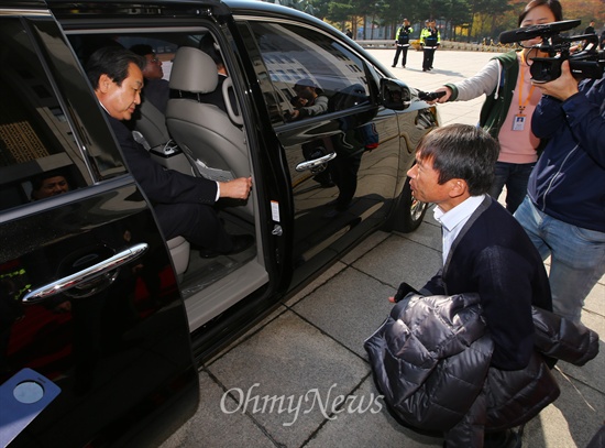 박근혜 대통령의 시정연설이 열린 29일 오전 국회 본청 앞에서 김무성 새누리당 대표가 차를 타고 떠나려하자, 한 세월호 유가족이 무릎을 꿇고 "세월호특별법제정 꼭 도와주십시오"라며 간절하게 요청하고 있다.