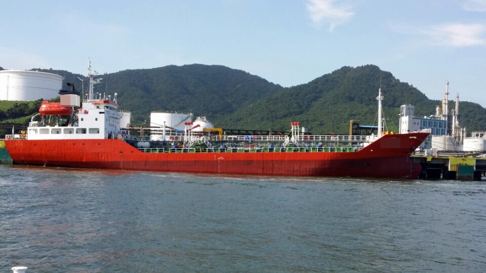 여수세계박람회장 해안을 오염시켜 물의를 일으킨 캐미칼 운반선의 모습. 본사가 서울에 소재한 1500톤급 캐미칼 운반선 Y호의 기관사는 28일 긴급체포 됐다.  