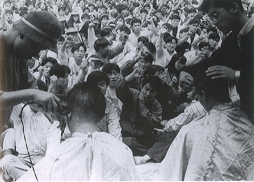 1992년 인천대 학생들의 학원 민주화 투쟁 결의대회에서 일부 학생이 삭발을 하고 있다.<사진 : 인천대학교 총동문회>