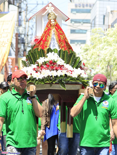 2015. 4. 26. 세계이민의 날, 대구 가톨릭회관에서 계산성당까지 이어지는 퍼레이트, 필리핀 성모상을 모시고 이동하는 사람들. (사진제공: 대구 가톨릭근로자회관)