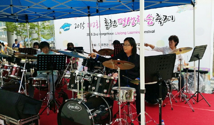 드럼 동아리 다드미는 홍천의 평생학습축제, 무궁화축제, 나물축제 등에 참여, 재능기부 공연 활동을 벌여왔다