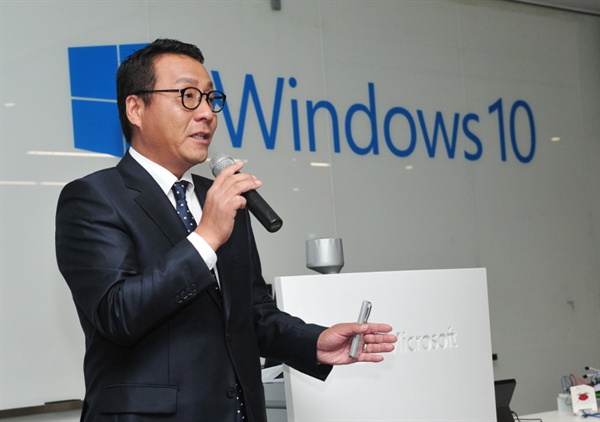 송규철 한국마이크로소프트 상무가 29일 서울 광화문 사무실에서 윈도우10 특징을 소개하고 있다.