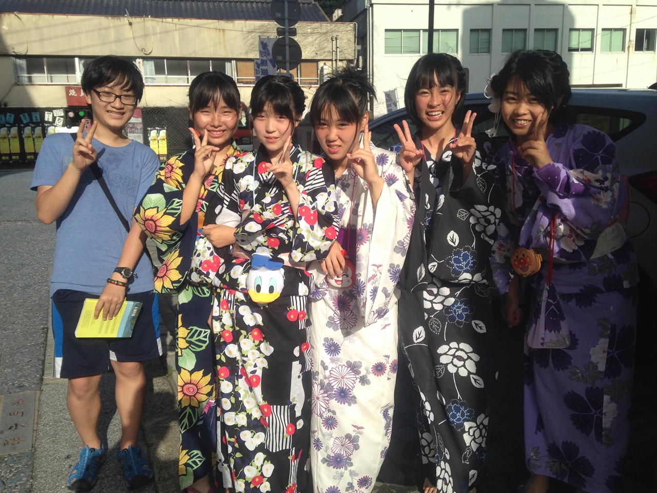 대마도의 남단에 위치한 이즈하라는 축제를 앞둔 모습이었습니다. 조카녀석이 기모노를 입은 여자아이들과 함께 기념촬영을 한 모습