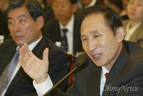 국회 행자위원회의 서울시에 대한 국정감사가 6일 서울시청 태평홀에서 이명박 시장과 간부들이 참석한 가운데 열렸다. 이명박 시장이 의원들의 질의에 답변하고 있다.