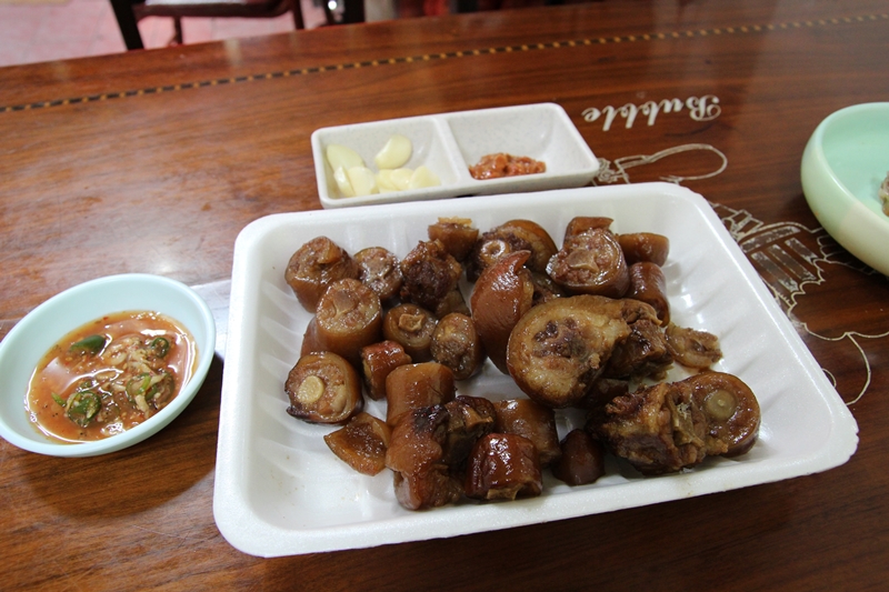  콜라겐 덩어리인 돼지꼬리를 갓 삶아낸 돼지꼬리찜은 정말 부드럽고 맛깔나다.