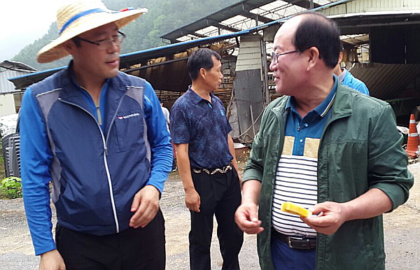 류한우 충북 단양군수(사진 우측)와 손명성 단양군지부장이 농산물 직거래와 관련해 대화를 나누고 있다.