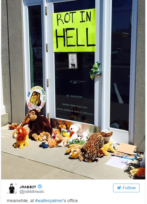 사자 세실을 밀렵한 미국인 치과의사 월터 팔머의 병원 앞에 시민들이 야생동물 인형을 쌓아놓고 항의했다.