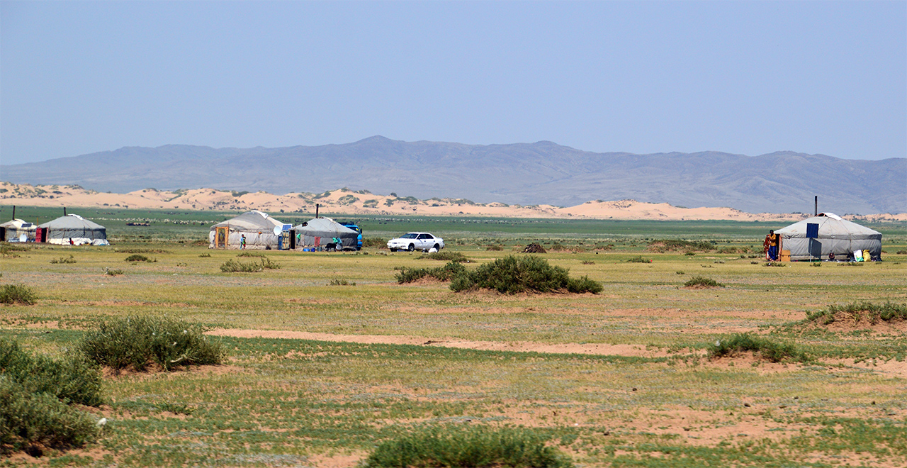 몽골의 초원지대 안에 길게 띠를 이룬 사막지형이 지나간다.