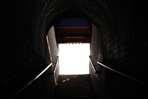 방어에 용이하게 하기 위해 오르내리는 계단은 이 하나뿐이다.