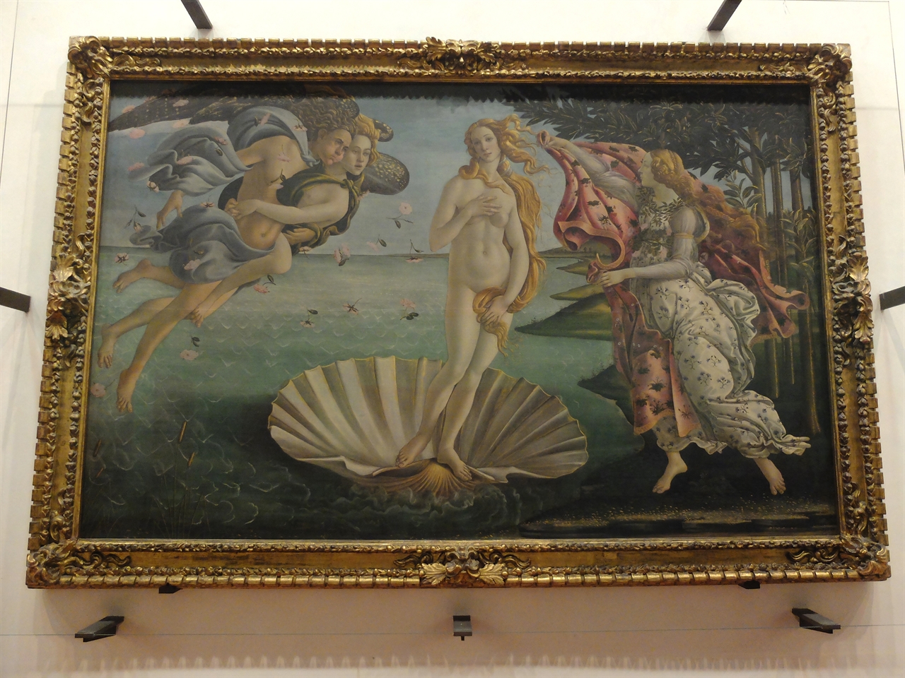 보티첼리, '비너스의 탄생', 피렌체 우피치 미술관. 서풍 제피로스의 입김에 의해 사이프러스 해안으로 밀려온 비너스. 꽃의 여신 플로라가 그녀를 맞이하고 있습니다. 신플라톤주의라는 조금은 어려운 사상에 바탕을 둔 르네상스 미술의 가장 아름다운 명작입니다.