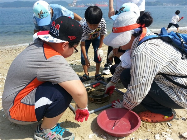  마산창원진해환경연합은 30일 진해 소쿠리섬에서 '섬으로 찾아가는 해양환경교육'을 벌였다.