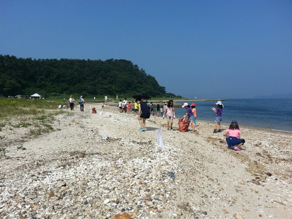  마산창원진해환경연합은 30일 진해 소쿠리섬에서 '섬으로 찾아가는 해양환경교육'을 벌였다.