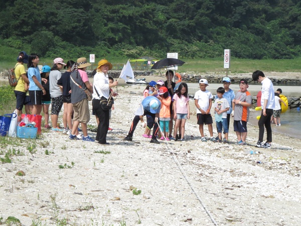  마산창원진해환경연합은 30일 진해 소쿠리섬에서 '섬으로 찾아가는 해양환경교육'을 벌였다.