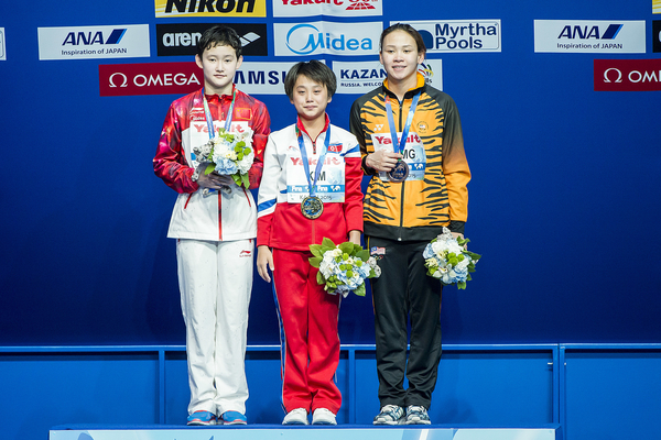 우뚝 선 북한수영 16세 북한 다이빙선수 김국향(가운데)의 모습