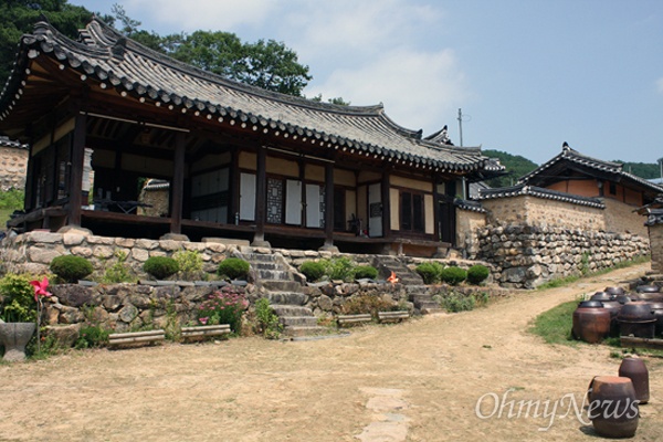 20세기에 들어서서 지어진 가옥으로 음악회 등 행사를 열기도 하는 개방적인 월곡댁.