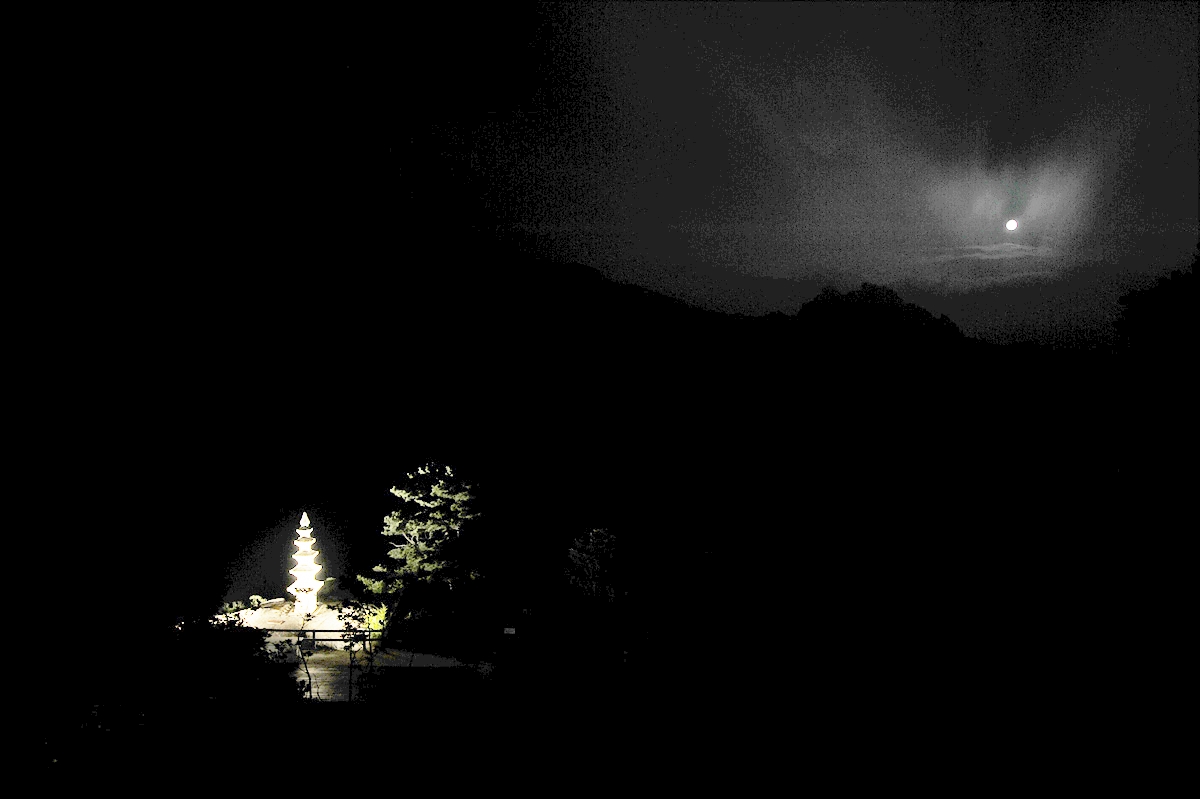 새벽 2시에 담은 봉정암 사리탑과  구름속의 달