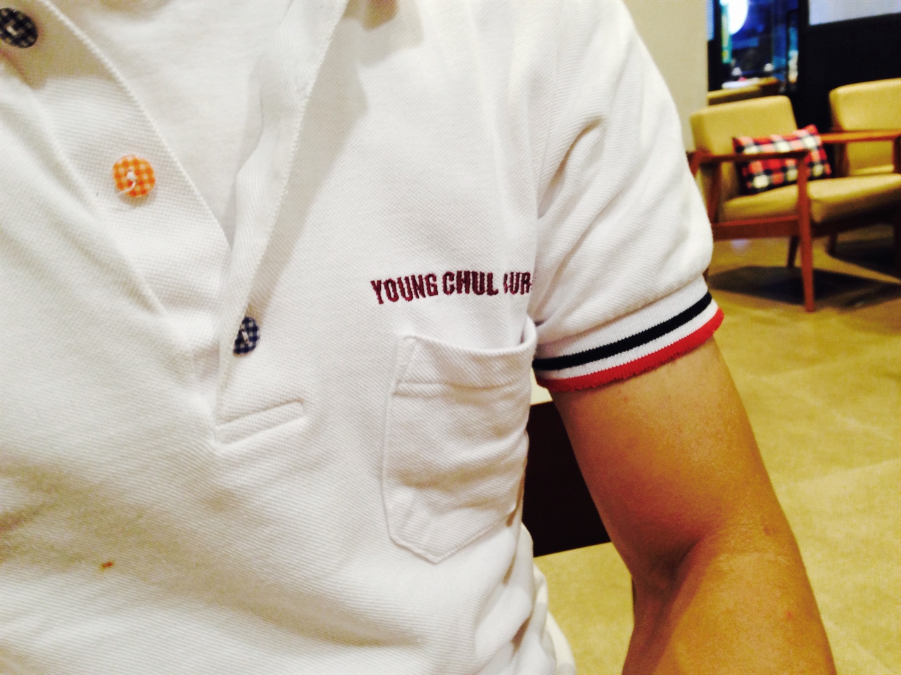 서울시 성북구의 한 카페에서 만난 영철버거 창업자 이영철(48)씨는 영철버거 유니폼을 입고 있었다. 이씨는 가게에 나갈 일은 없지만, 항상 영철버거 유니폼을 입는다고 했다.
