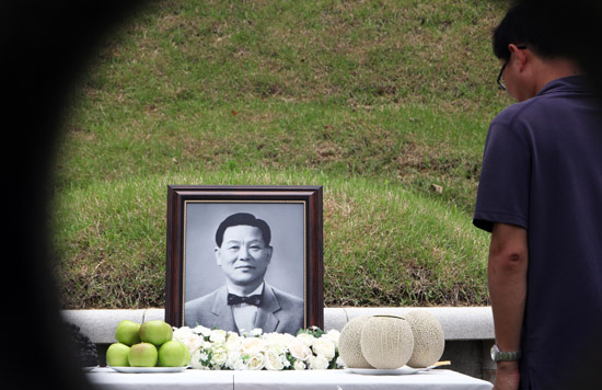 이승만 독재 정권에 의해 사법살인을 당한 진보당 당수 죽산 조봉암(1898~1959년) 선생을 추모하기 위한 56주기 추모제가 31일 서울 망우리공원에서 열렸다. 추모제 시작 전 한 젊은 남성이 죽산의 묘역에 참배를 하고 있다. 