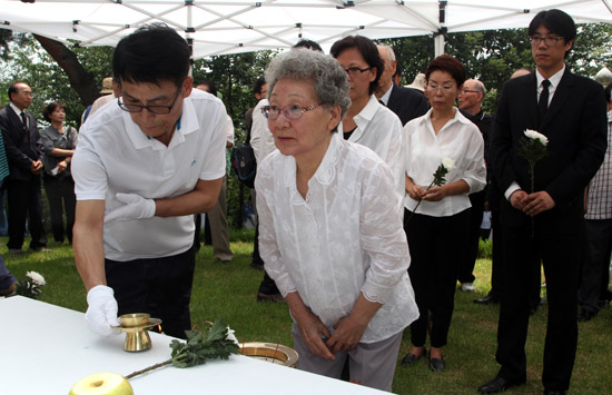 죽산 조봉암 선생의 장녀 조호정씨가 분향과 헌화를 하고 있다. 죽산이 사법살인을 당할 때 30대 초중반이었던 조씨는 어느덧 80대 할머니가 됐다. 