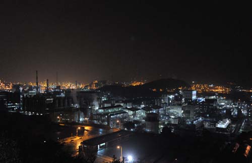 여수 국가산단의 밤 풍경. 일반적인 산업단지와 달리 아름다운 밤풍경을 선사한다.