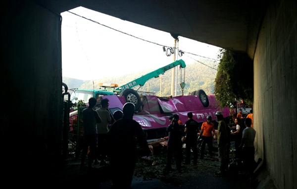 31일 오후 6시께 경남 거제시 사등면 사곡리 도로를 달리던 통근버스가 굴다리에서 5ｍ 아래로 추락해 전복됐다.