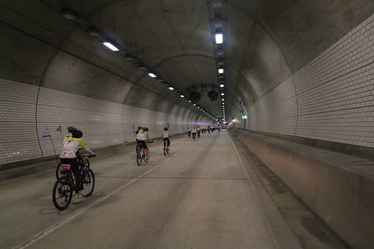 터널 내부를 달리는 아이들... 경찰과 운전자들의 협조로 안전한 라이딩을 할 수 있었다