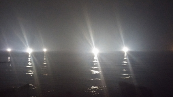 게스트하우스 앞 밤바다. 저 멀리 고기잡이 배들이 지평선의 별처럼 떠 있다. 