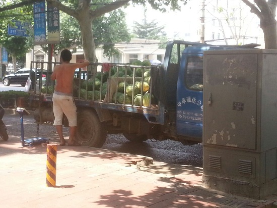 인도에 수박 트럭을 파킹하고는 웃통을 벗은 채 수박을 팔고 있는 노점상(?) 
