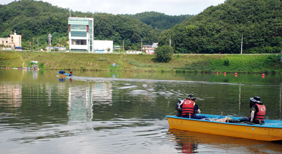 수자원공사로부터 강변의 부유물 수거 용역을 맡은 업체가 공주보 상류에서 보트를 이용하여 쓰레기 수거에 나서고 있다.