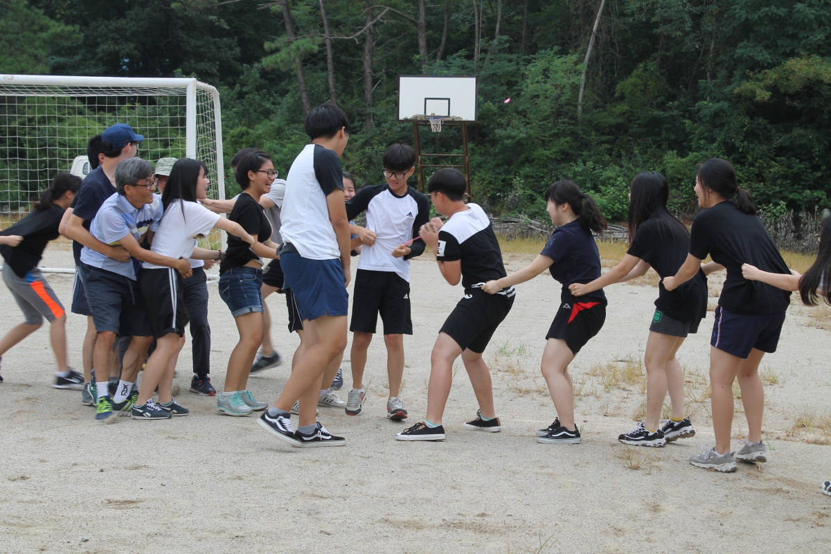 꿈틀리 인생학교 '명랑 운동회' 학생과 어른들이 한 팀을 이루어 체육대회를 했다. 