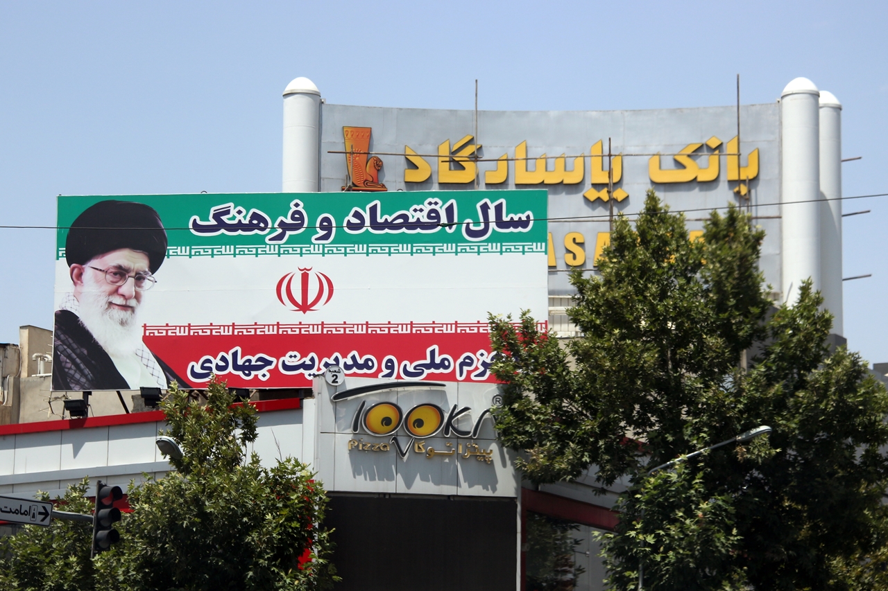 이란 최고 지도자 아야톨라 알리 하메네이와 이란 국기 