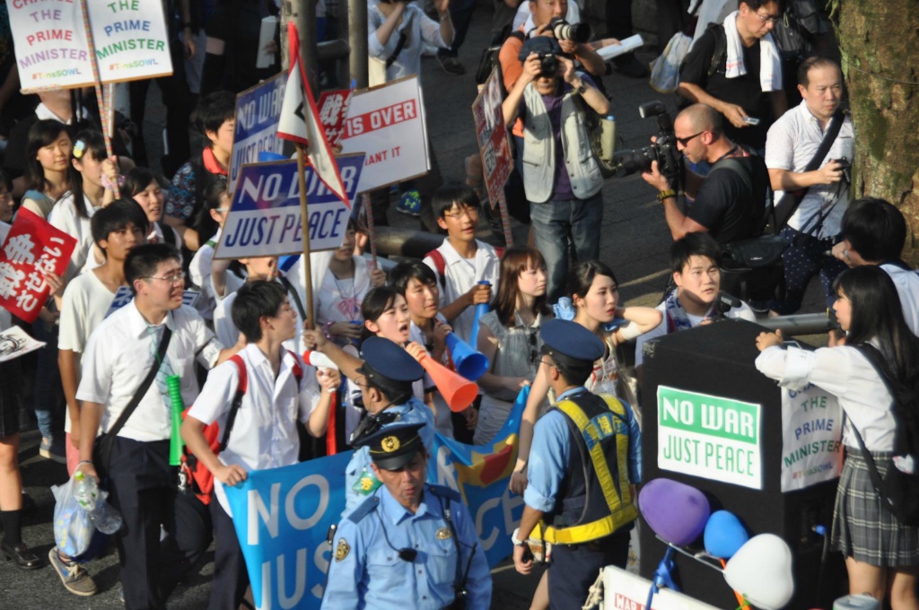 일본 도쿄에서 고등학생들이 아베 정권의 집단 자위권 법안에 반대하는 집회를 열고 있다.