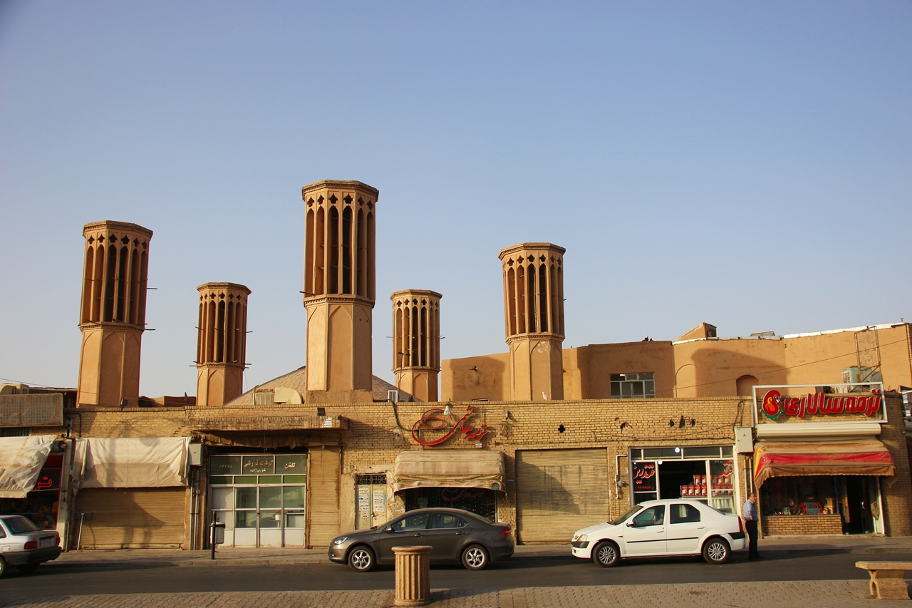 아미르 차크마크 광장 옆의 주르하네 체육관이다. 주르하네는 이란 전통 신체단련 스포츠다. 