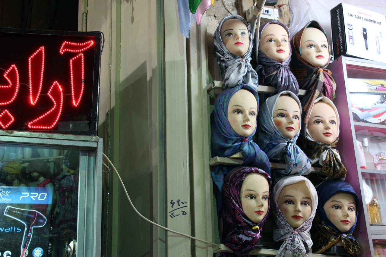 스카프 가게 뿐 아니라 모든 이란의 마네킹 역시 히잡을 써야하고 팔, 다리에 노출이 있어선 안된다. 