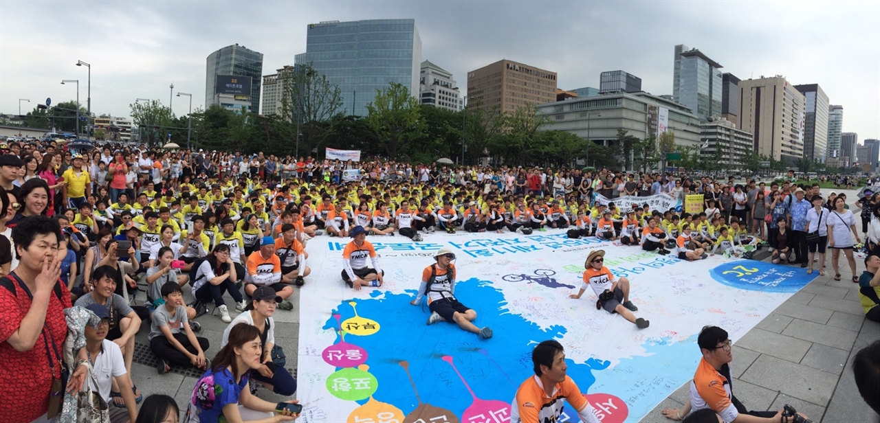  광화문 광장에서 개최된 폐단식...1주일 동안 달려온 영상기록을 보고 있다