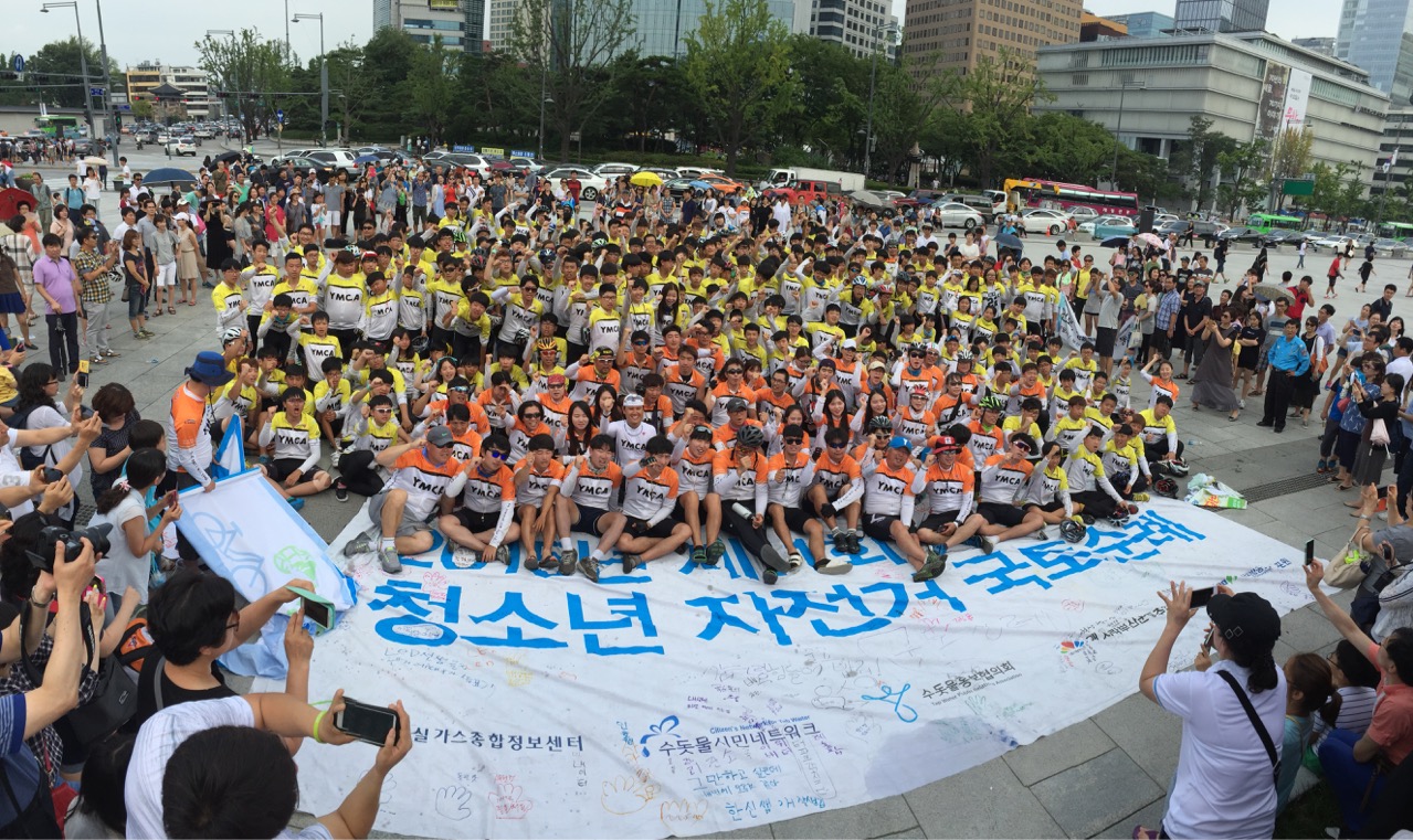 광화문 광장 국토순례 해단식에서 기념 촬영을 하는 참가자들