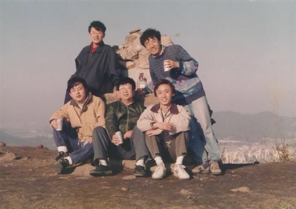 필자의 박사과정 시절 선생님과의 관악산 등반길에서. 가운데가 김수행 선생, 왼편이 필자
