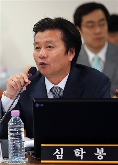 새누리당 심학봉 의원. 사진은 지난 2012년 10월 17일 서울 강남구 삼성동 한전 본사 대회의실에서 열린 한전 국정감사에서 질의하고 있는 모습.