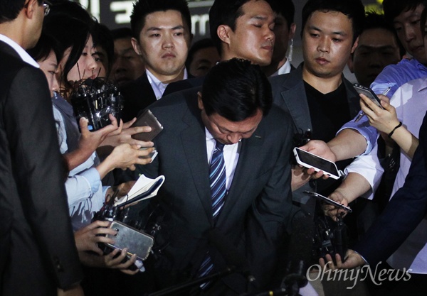 신동빈 롯데그룹회장이 3일 오후 서울 강서구 김포국제공항을 통해 입국한 뒤 고개숙여 인사하고 있다.
이날 신 회장은 최근 벌이진 경영권 분쟁에 대해 "국민 여러분께 이런 사태가 일어난 것에 대해 죄송하게 생각한다"고 사과했다.
