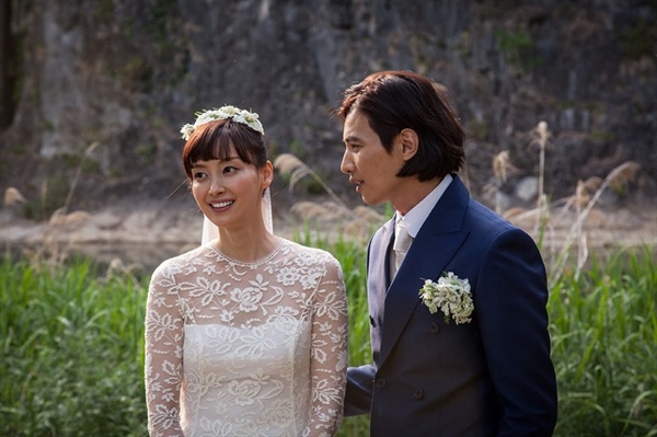  지난 6월 강원도 정선에서 결혼식을 올린 배우 원빈과 이나영.