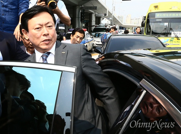 신동빈 롯데그룹 회장이 3일 오후 김포공항을 통해 입국, 차량에 탑승하고 있다.