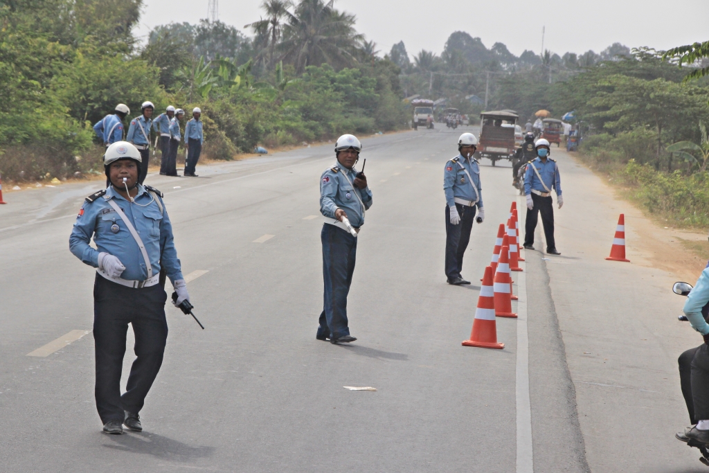 악명 높은 교통경찰들의 부정부패 척결을 위해 캄보디아 정부가 교통범칙금 중 70%를 장려금으로 주기로 발표해 논란이 되고 있다. 